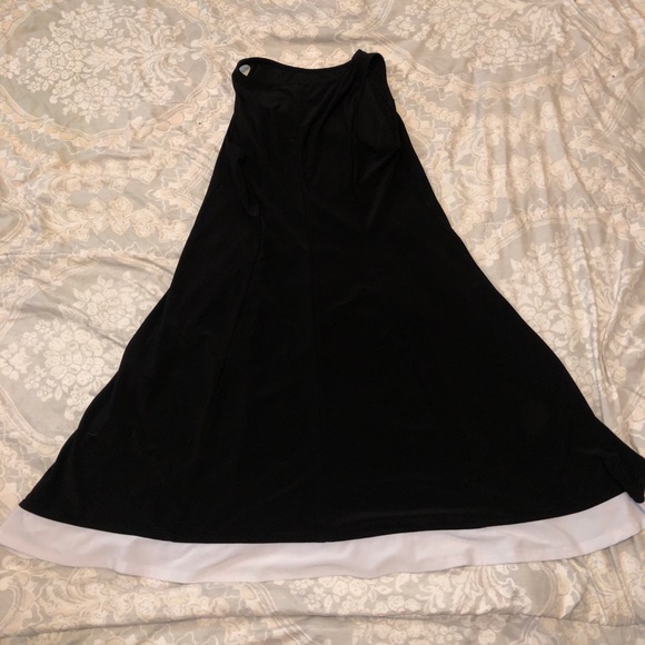 Black Sleeveless Dress with White Detail at Bottom - Picture 3 of 9
